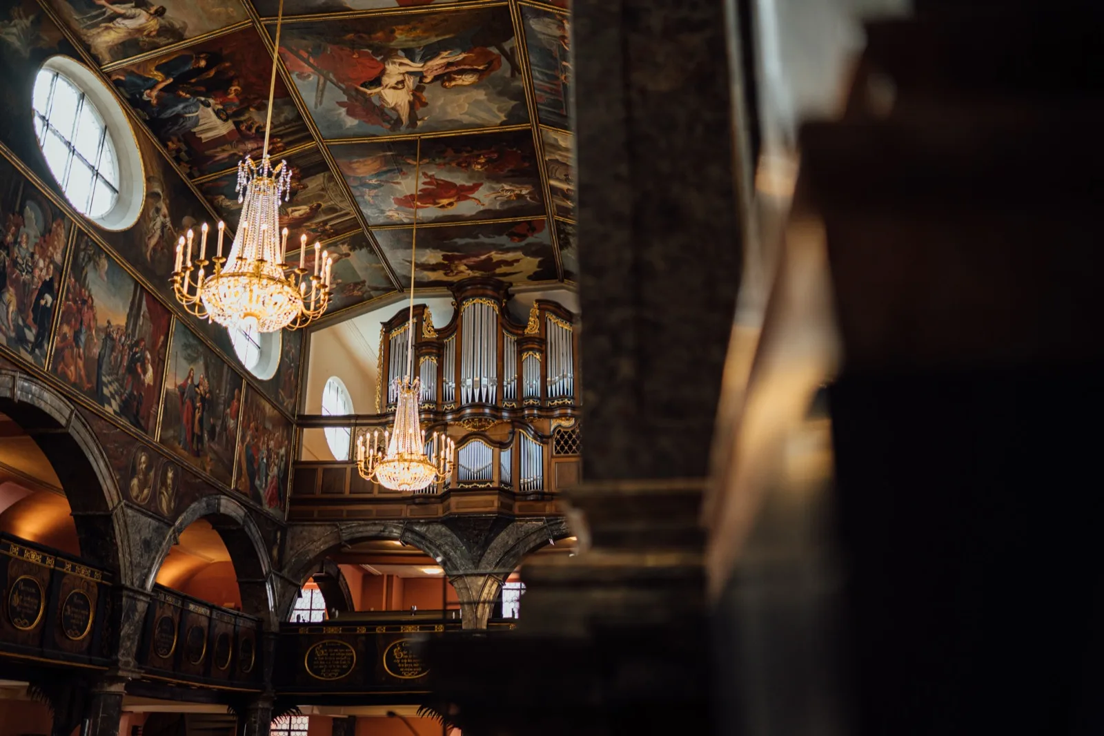 Blick in eine Kirche während der Trauung